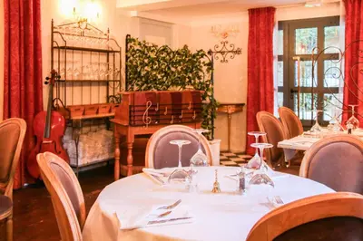 Coin salon dans l'établissement Hôtel Restaurant U Castellu Vizzavona