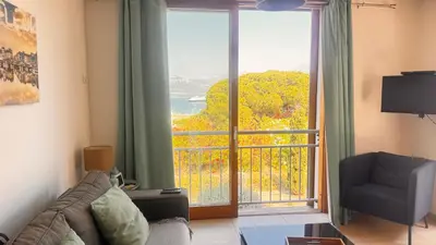 Télévision ou salle de divertissement dans l'établissement T2 Les Aloes