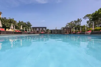 Piscine de l'établissement Isola Hôtel ou située à proximité