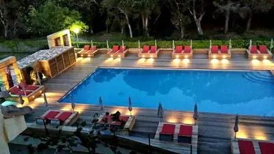 Piscine de l'établissement Isola Hôtel ou située à proximité