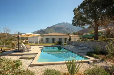 Vue générale sur la montagne ou vue sur la montagne depuis la villa
