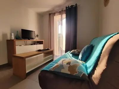 Télévision ou salle de divertissement dans l'établissement Maison charmante avec vue sur la montagne à Prunelli di Fiumorbo
