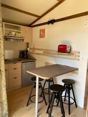 Cuisine ou kitchenette dans l'établissement Ri-Veu corse dans camping marina di sorbo