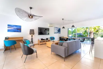 Télévision ou salle de divertissement dans l'établissement Domaine Villas Mandarine Private Pools & Spa