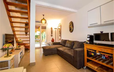 Coin salon dans l'établissement 3 Bedroom Gorgeous Home In Cervione