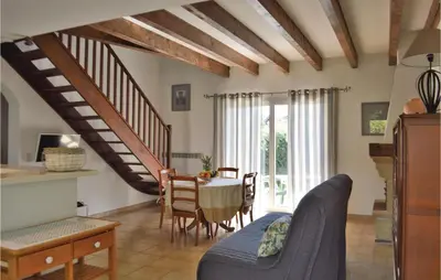 Coin salon dans l'établissement 3 Bedroom Lovely Home In Cervione
