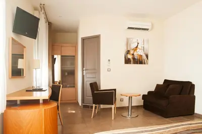 Télévision ou salle de divertissement dans l'établissement Splendid Hôtel