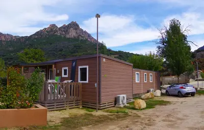 Vue générale sur la montagne ou vue sur la montagne depuis le camping