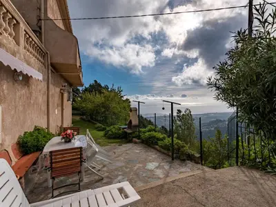 Vue générale sur la montagne ou vue sur la montagne depuis la maison de vacances