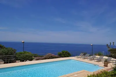 Piscine de l'établissement Le Saint Erasme, Hotel Eco Friendly ou située à proximité
