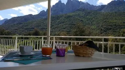 Vue générale sur la montagne ou vue sur la montagne depuis l'hôtel