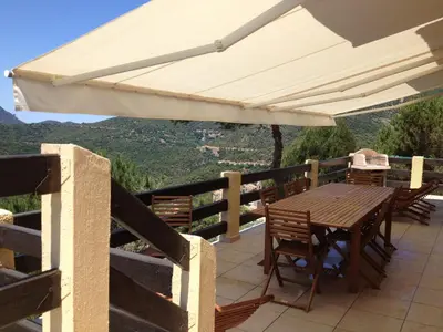 Vue générale sur la montagne ou vue sur la montagne depuis la villa