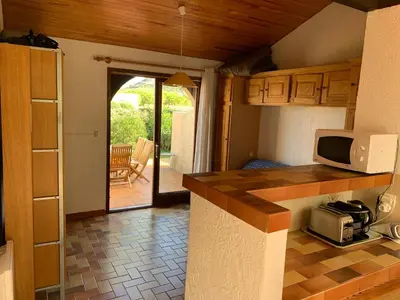 Cuisine ou kitchenette dans l'établissement Maison dans Marina privée pieds dans l'eau - Vue mer - Mer à 50 m - Terrasse & jardin sur mer