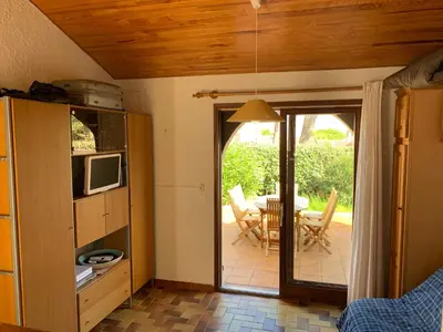 Télévision ou salle de divertissement dans l'établissement Maison dans Marina privée pieds dans l'eau - Vue mer - Mer à 50 m - Terrasse & jardin sur mer