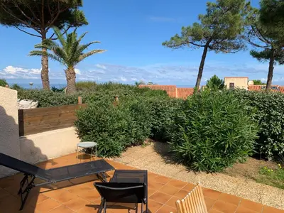 Jardin de l'établissement Maison dans Marina privée pieds dans l'eau - Vue mer - Mer à 50 m - Terrasse & jardin sur mer