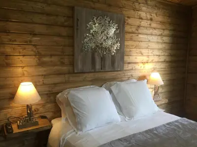 Un ou plusieurs lits dans un hébergement de l'établissement Gîtes les Chalets Vezzani Spa
