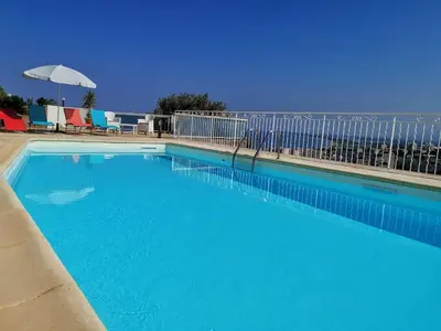 Piscine de l'établissement Appartement Vue Mer à Bastia, terrasse et piscine privée. ou située à proximité