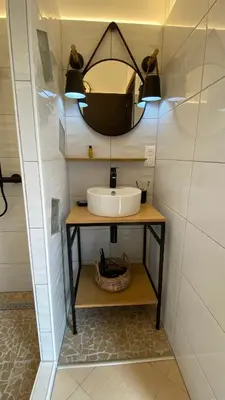 Salle de bains dans l'établissement Lozari Beach