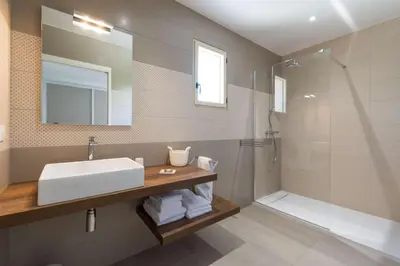 Salle de bains dans l'établissement Domaine Villas Celia