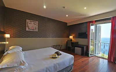Un ou plusieurs lits dans un hébergement de l'établissement Hotel Restaurant Christophe Colomb