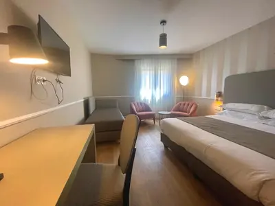 Un ou plusieurs lits dans un hébergement de l'établissement Hotel Restaurant Christophe Colomb