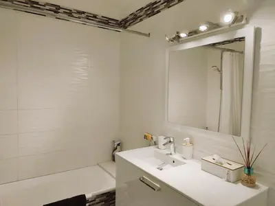 Salle de bains dans l'établissement Appartement 2 terrasses face mer de 100m2