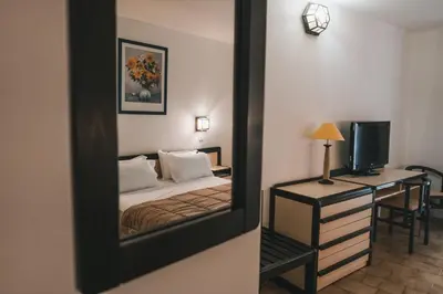 Un ou plusieurs lits dans un hébergement de l'établissement Hôtel & Résidence Le Subrini
