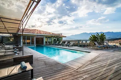 Vue générale sur la montagne ou vue sur la montagne depuis l'hôtel