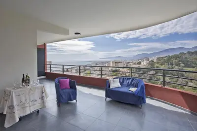 Vue générale sur la montagne ou vue sur la montagne depuis l'appartement