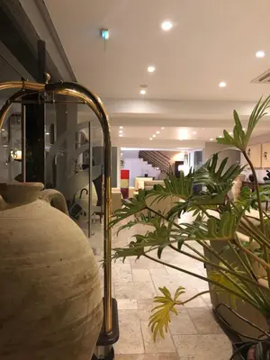 Coin salon dans l'établissement Hôtel La Lagune