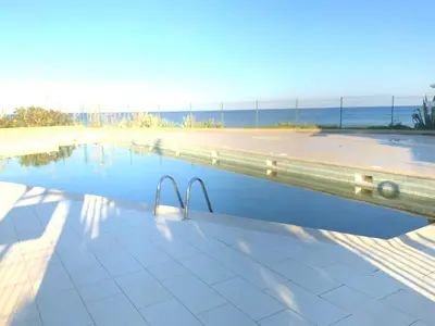 Piscine de l'établissement Studio Bord De Mer ou située à proximité