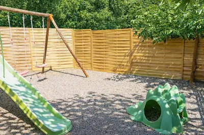 Aire de jeux pour enfants de l'établissement Pianotolu - Rez de villa entre mer et montagne