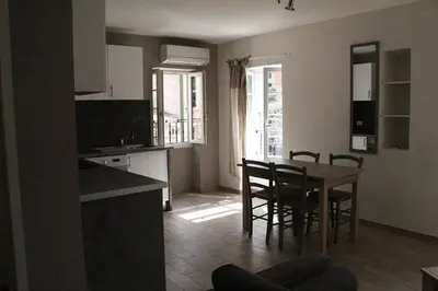 Cuisine ou kitchenette dans l'établissement Charmant F2 dans joli village Corse