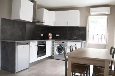 Cuisine ou kitchenette dans l'établissement Charmant F2 dans joli village Corse