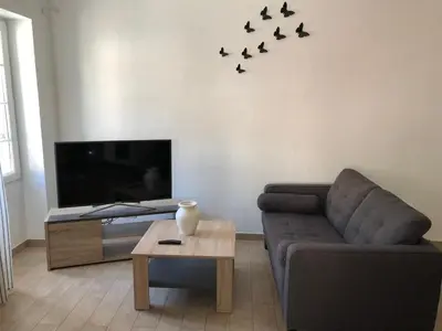 Coin salon dans l'établissement Charmant F2 dans joli village Corse