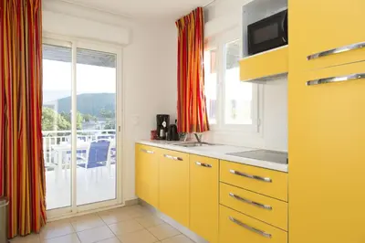 Cuisine ou kitchenette dans l'établissement Résidence Odalys Casa d'Orinaju
