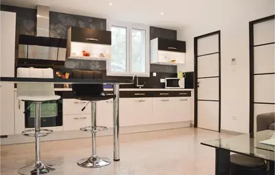 Cuisine ou kitchenette dans l'établissement Nice Home In Ville Di Paraso With Wifi