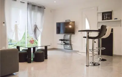 Télévision ou salle de divertissement dans l'établissement Nice Home In Ville Di Paraso With Wifi