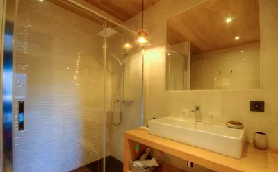 Salle de bains dans l'établissement Au pied des oliviers