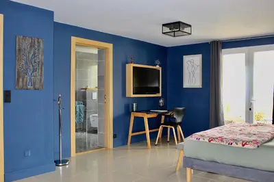 Télévision ou salle de divertissement dans l'établissement Au pied des oliviers