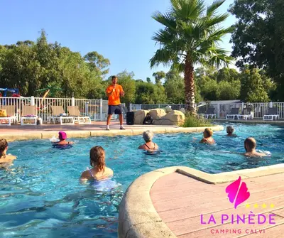 Piscine de l'établissement Camping La Pinède ou située à proximité