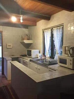 Cuisine ou kitchenette dans l'établissement Petite maison proche de la nature