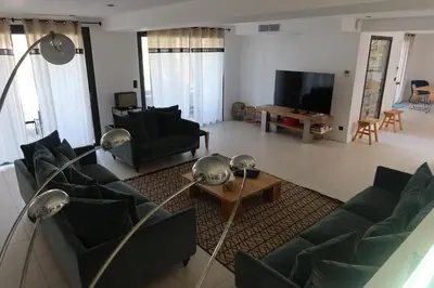 Télévision ou salle de divertissement dans l'établissement Villa Paradisu