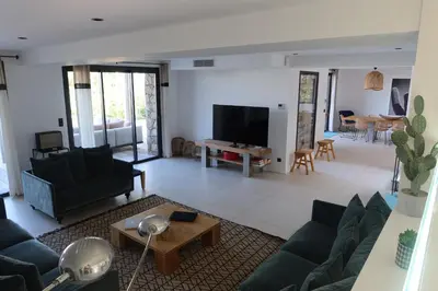 Télévision ou salle de divertissement dans l'établissement Villa Paradisu