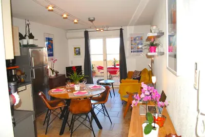 Cuisine ou kitchenette dans l'établissement APPART CLIMATISE / TERRASSE A 2 MIN DE LA PLAGE