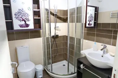 Salle de bains dans l'établissement APPART CLIMATISE / TERRASSE A 2 MIN DE LA PLAGE