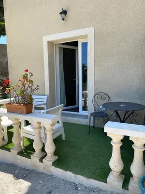 Balcon ou terrasse dans l'établissement Appartement chic proche de la mer