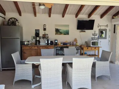 Cuisine ou kitchenette dans l'établissement Villa mit grosser Sommerküche und Pool, 8 Minuten zum Sandstrand Cap Sud
