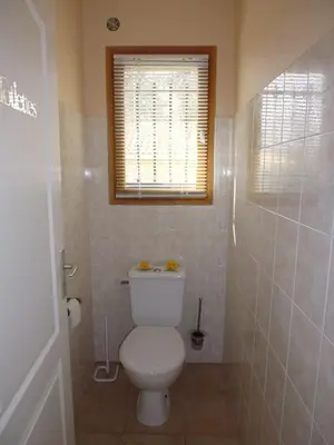 Salle de bains dans l'établissement Villa mit grosser Sommerküche und Pool, 8 Minuten zum Sandstrand Cap Sud