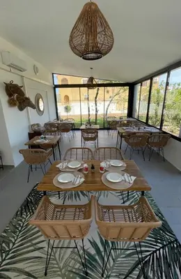 Coin salon dans l'établissement Hôtel L'Escale Coté Port